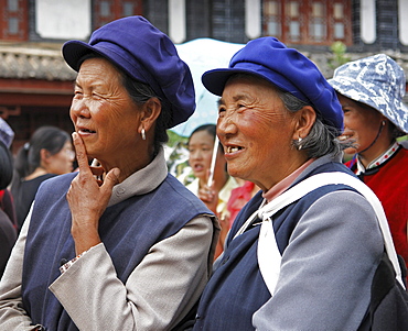 China naxi minority, enjoying a street performer, lijian, yunnan province.