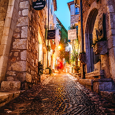 Narrow alleyway in Saint-Paul-de-Vence, Alpes Maritimes, Cote d'Azur, Provence, France, Europe