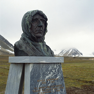 Statue of Amundsen, Ny Alesund, Spitsbergen, Arctic, Norway, Scandinavia, Europe