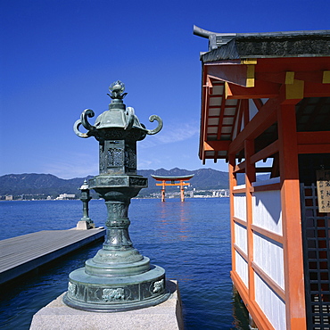 Floating torii, Itsukushima-jinja shrine, Miya-Jima island, Miya-Jima, Honshu, Japan, Asia