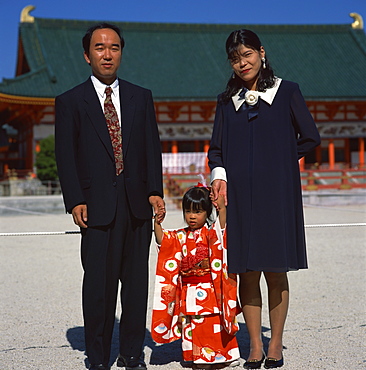 Girl and parents at Shichi-go-san (3-5-7) festival, Heian-jingu Shrine, Kyoto, Kansai, Japan, Asia