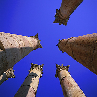 Peristyle of 13m tall columns, Temple of Artemis, 1st century AD city of the Roman Decapolis, Jerash, Jordan, Middle East