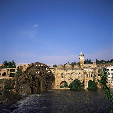 Waterwheels (norias) on the River Orontes, and Mosque al Nuri, dating from 1172, Hama, Syria, Middle East