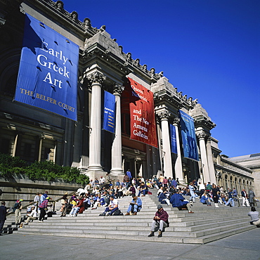 Tourists on the steps of Metropolitan Museum of Art on Fifth Avenue by Central Park, opened 1880, with 1902 facade by Richard Hunt, in New York, United States of America, North America