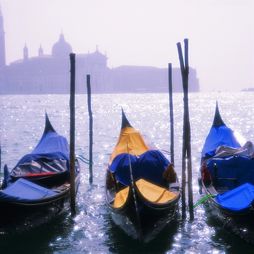 Gondolas, S. Marco Canal, island and church of S. Giorgio Maggiore, Venice, UNESCO World Heritage Site, Veneto, Italy, Europe