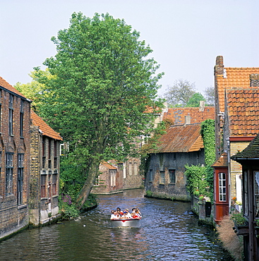 Boat trips along the canals, Brugge (Bruges), Belgium, Europe