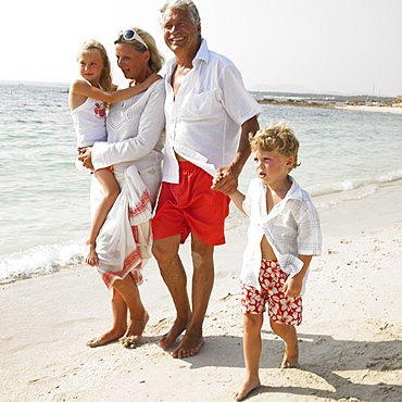 Grandparents and grandchildren (6-8) on beach