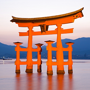 The famous vermillion coloured floating torii gate, Itsuku-shima Shrine, UNESCO World Heritage Site, Miyajima, Honshu, Japan, Asia 