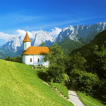 Chapel of St Antonius in Kaisertal valley in front of Wilder Kaiser mountains with Totenkirchl and Kleiner Halt Tyrol Austria