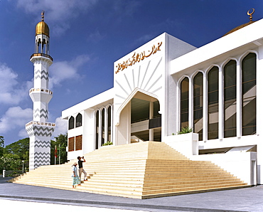 Friday Mosque, minaret and golden dome, tourists near entrance, Male (Dhivehi), Maldives, Indian Ocean