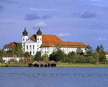 Schlehdorf Abbey at Lake Kochel (Kochelsee), boathouses, Schlehdorf, Upper Bavaria, Germany