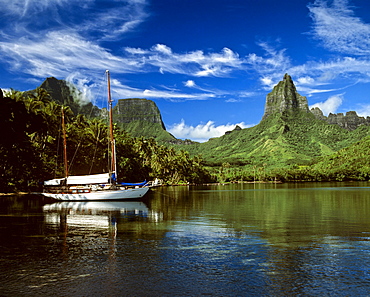 Sailing boat in Cook's or Paopao Bay, Mt. Rotui and Mt. Mouaroa, Moorea, Society Islands, French Polynesia, South Pacific, Oceania