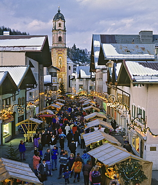 Christmas market in Mittenwald, Pfarrkirche, St. Peter and Paul Parish Church, Upper Bavaria, Bavaria, Germany