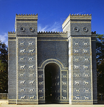 Ishtar Gate, Babylonian city gate, relief of lions, dragons and bulls, Babil Province, Iraq, Middle East