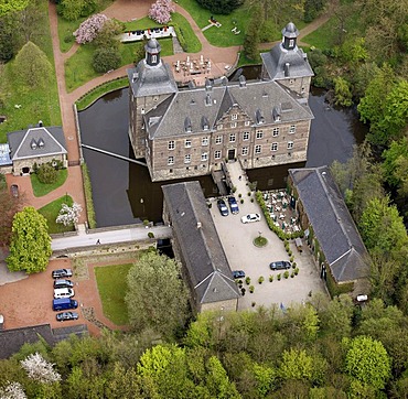 Aerial view, Schloss Hugenpoet moated castle, star restaurant and castle hotel, Essen-Kettwig, Essen, Ruhrgebiet region, North Rhine-Westphalia, Germany, Europe