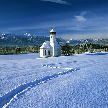 St. Johann daughter church in front of Estergebirge, Wetterstein range with Zugspitze, St. Johannisrain, Penzberg, Upper Bavaria, Germany, Europe