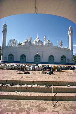 Muslims praying at the mosque, Peshawar, Pakistan, Asia