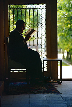 Reader at the tomb of Hafiz, Shiraz, Iran, Middle East