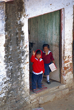 Small children in doorway, Agra, Uttar Pradesh state, India, Asia