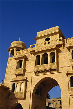 Tilon ki Pol archway, Gadi Sagar (Gadisar Lake), Jaisalmer, Rajasthan state, India, Asia