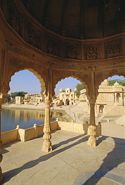 Gadi Sagar (Gadsisar) Lake with Tilon ki Pol archway, Jaisalmer, Rajasthan State, India, Asia