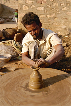 Potter and wheel in village near Jodhpur, Rajasthan state, India, Asia