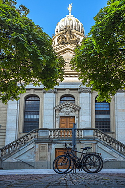 The French Cathedral (Franzosischer Dom) with bike in foreground, Berlin, Germany, Europe