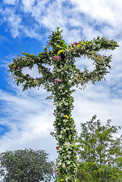 Maypole decorated with flowers in celebration of Midsummer's Day, Sweden's most celebrated festival, Sweden, Scandinavia, Europe