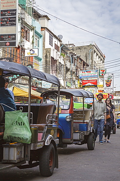 Tourists walking down Khaosan Road, Bagnlamphu, Bangkok, Thailand, Southeast Asia, Asia