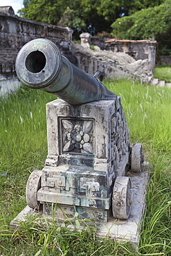 An ancient cannon in the grounds of the Imperial Citadel, UNESCO World Heritage Site, Hue, Vietnam, Indochina, Southeast Asia, Asia