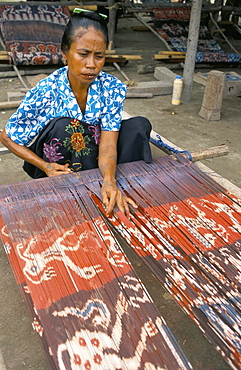 Woman weaving ikats, Sumba, Lake Sundas, Indonesia, Southeast Asia, Asia