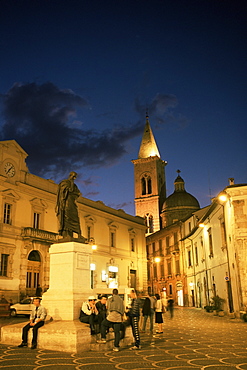 Statue of Ovid, Piazza XX Settembre, Sulmona, Abruzzo, Italy, Europe