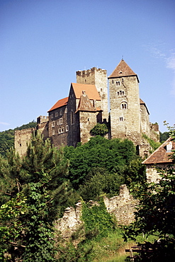 Medieval burg (castle) above River Thaya and forests of Czech border, Hardegg, Lower Austria, Austria, Europe