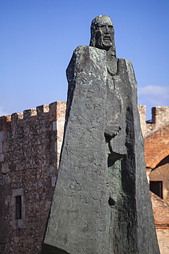 Bronze statue of Gonzalo Fernandez de Olviedo, in front of Torre del Homenaje (Tower of Homage), Fortaleza Ozama, Colonial Zone, UNESCO World Heritage Site, Santo Domingo, Dominican Republic, West Indies, Caribbean, Central America