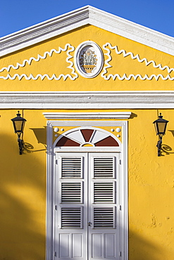 Colonial building on Plasa Horacio Hoyer, Pietermaai, Willemstad, Curacao, West Indies, Lesser Antilles, former Netherlands Antilles, Caribbean, Central America