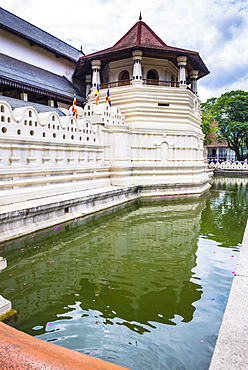 Temple of the Sacred Tooth Relic (Temple of the Tooth) (Sri Dalada Maligawa) in Kandy, Sri Lanka, Asia 