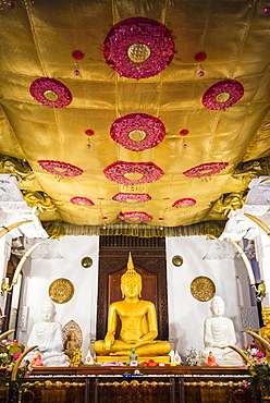 Temple of the Sacred Tooth Relic (Temple of the Tooth) (Sri Dalada Maligawa) in Kandy, Sri Lanka, Asia 