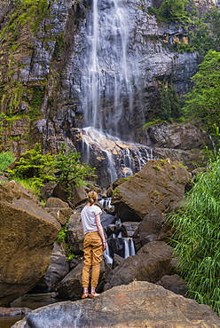 Tourist at Bambarakanda Falls, a waterfall near Haputale, Sri Lanka Hill Country, Nuwara Eliya District, Sri Lanka, Asia 