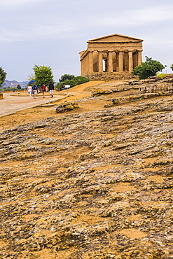 Tourists at the Temple of Concordia (Tempio della Concordia), Valley of the Temples (Valle dei Templi), Agrigento, UNESCO World Heritage Site, Sicily, Italy, Europe