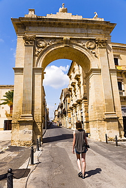 Tourist sightseeing at Noto City Gate (Porta Reale Ferdinandea), Noto, Sicily, Italy, Europe 