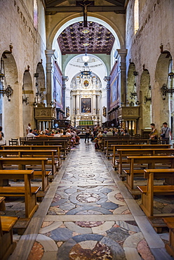 Syracuse Cathedral (Duomo di Siracusa) interior, Ortigia (Ortygia), Syracuse, UNESCO World Heritage Site, Sicily, Italy, Europe 