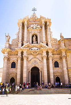 Tourists at the Temple of Athena (Syracuse Cathedral), Ortigia (Ortygia), Syracuse, UNESCO World Heritage Site, Sicily, Italy, Europe