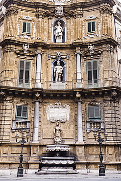 Quattro Canti (The Four Corners), Piazza Vigliena, a Baroque square at the centre of Palermo Old City, Sicily, Italy, Europe 