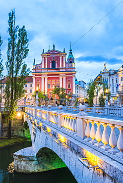 Franciscan Church of the Annunciation and bridge over the Ljubljanica River, Ljubljana, Slovenia, Europe