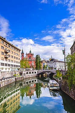 Ljubljana triple bridge (Tromostovje) and Franciscan Church of the Annunciation reflected in Ljubljanica River, Ljubljana, Slovenia, Europe