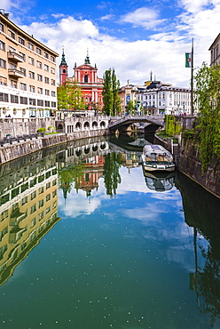 Ljubljana triple bridge (Tromostovje) and Franciscan Church of the Annunciation reflected in Ljubljanica River, Ljubljana, Slovenia, Europe