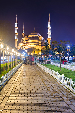 Blue Mosque (Sultan Ahmed Mosque), UNESCO World Heritage Site, in Sultanahmet Square Park and Gardens at night, Istanbul, Turkey, Europe