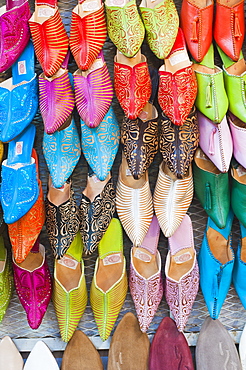 Colourful babouche for sale in thesouks in the old Medina, Place Djemaa El Fna, Marrakech, Morocco, North Africa, Africa 