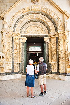 Tourists visiting the Cathedral of St. Lawrence, Trogir, UNESCO World Heritage Site, Dalmatian Coast, Croatia, Europe 