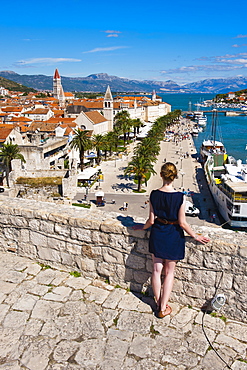 Tourist admiring the view from Kamerlengo Fortress over Trogir waterfront, Trogir, UNESCO World Heritage Site, Dalmatian Coast, Adriatic, Croatia, Europe